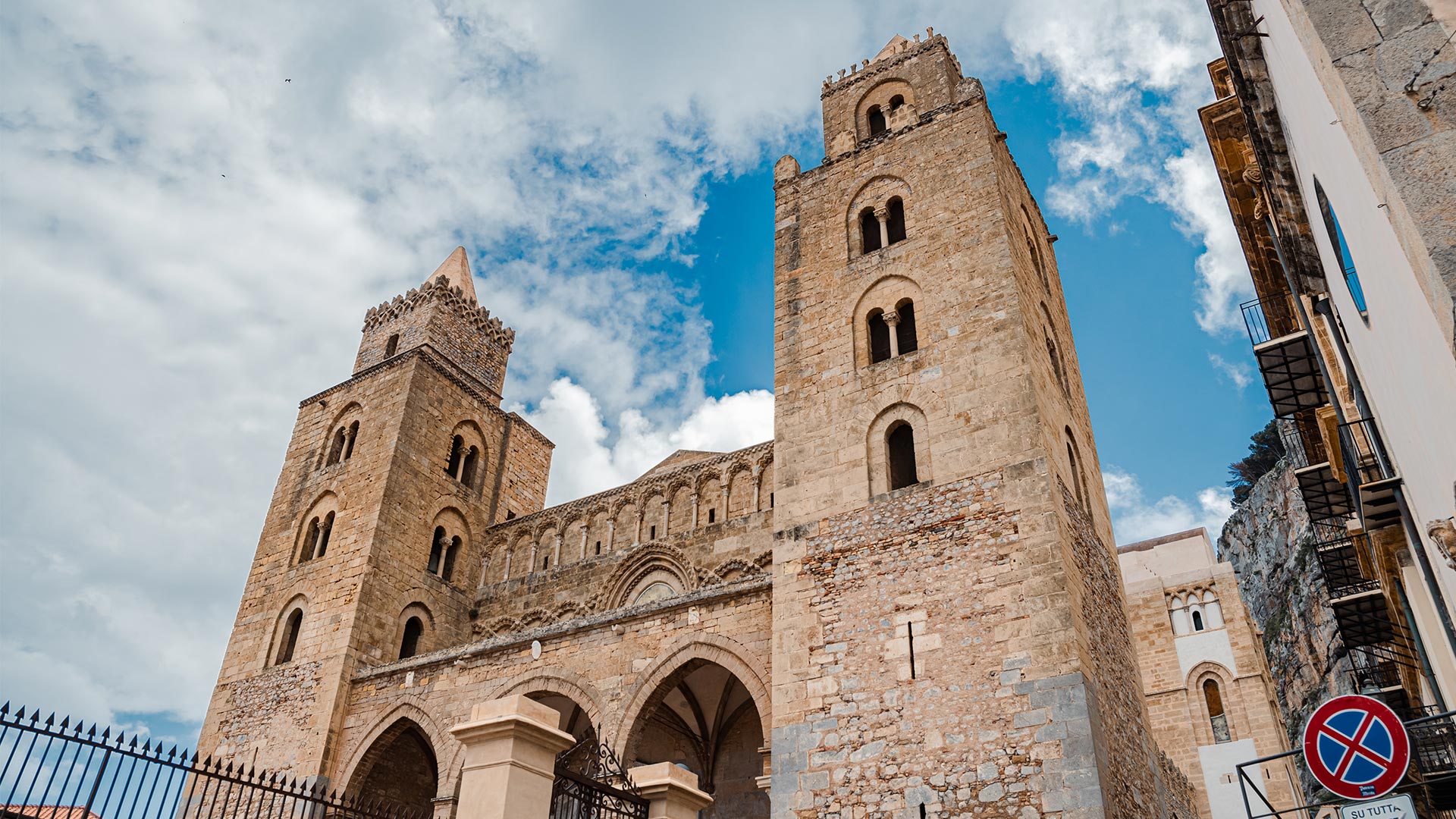 Cattedrale di Cefalù torri - BM Suites Cefalù
